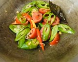 Foto langkah ke 2 dari resep Tumis Pindang Pedas.