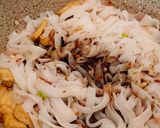 Foto langkah ke 5 dari resep Pad Thai, kwetiau goreng khas Thailand.