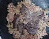 รูปขั้นตอนการทำที่ 3 ของ ตับผัดซีอิ๊วใส่หมูสับและเห็ดชิเมจิ