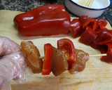 Foto del paso 1 de la receta: Pinchitos de pollo o pavo al grill con pimiento macerados con soja para aperitivo