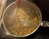 Foto del paso 2 de la receta: Sopa de curry y manzana, espárragos, huevo poché y bacon