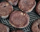 Foto del paso 4 de la receta: Galletas de harina de garbanzos, cacao y frutos secos en sartén
