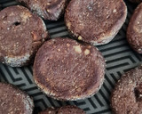 Foto del paso 4 de la receta: Galletas de harina de garbanzos, cacao y frutos secos en sartén
