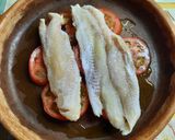 Foto del paso 2 de la receta: Pescado al horno sobre tomates, con espárragos, panceta y hebras de queso