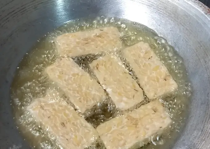 Langkah-langkah untuk membuat Resep Tempe Goreng Bawang Putih Rumahan