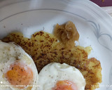 Foto del paso 4 de la receta: Huevos fritos sobre torta de patata