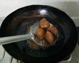 A picture of step 5 of Kuttu Alu ki pakodi with green chutney.