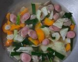 Foto langkah ke 5 dari resep Sop Sayuran Bakso Sosis Menggugah Selera.