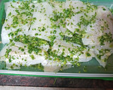 Foto del paso 3 de la receta: Merluza frita con papas asadas y mojo de pimiento y tomate seco
