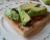 Foto del paso 8 de la receta Tostadas con ajo restregado, tomate y aguacate 🥑
