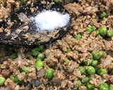 صورة لخطوة 2 من وصفة صينية الأرز باللحم المفروم