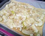 Foto del paso 8 de la receta: Coca de manzana, cebolla pochada, piñones y queso azul