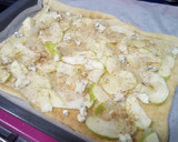 Foto del paso 8 de la receta: Coca de manzana, cebolla pochada, piñones y queso azul