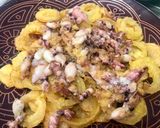 Foto del paso 8 de la receta: Huevos rotos con cebolla en témpura, puntillitas y tinta de calamar 🦑