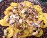 Foto del paso 8 de la receta: Huevos rotos con cebolla en témpura, puntillitas y tinta de calamar 🦑