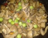 Foto langkah ke 5 dari resep Tumis jamur terong takokak.