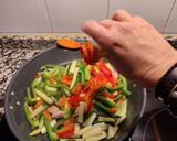 Foto del paso 5 de la receta: Merluza en salsa de tomate y verduras con queso