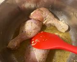 Foto del paso 4 de la receta Muslos de pollo en salsa y patatas en freidora de aire