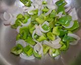 शिमला मिर्च और प्याज़ की स्वादिष्ट सब्ज़ी 😋🌶️🧅 रेसिपी चरण 2 फोटो