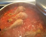 Foto del paso 4 de la receta: Muslos de pollo en salsa y patatas asadas con especias