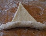 Foto del paso 5 de la receta: Medialunas tiernas de harina con levadura para pizza