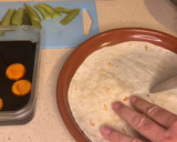 Foto del paso 5 de la receta: Tortilla trend con cerdo teriyaki, cebolla caramelizada, pepinillo encurtido y yema curada soja y PX