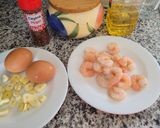 Foto del paso 1 de la receta: Huevos fritos con gambas al ajillo en un plis plas