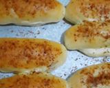 Foto langkah ke 4 dari resep Hot Sausage Bread with Chilli powder.