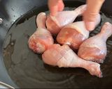 Foto del paso 1 de la receta: Arroz con muslitos de pollo, champiñones y pimientos