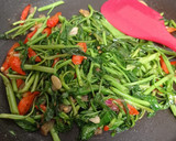 Foto langkah ke 3 dari resep Tumis Kangkung Terasi Margarin.