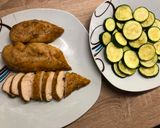 Fűszeres egyben sült csirkemell, sült cukkinivel recept fázis 3 fotója