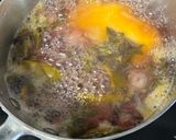 Une image de l'étape 2 de Sirop d’épluchures de mangue et de queues de fraises.