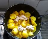 A picture of step 4 of Aloo posto.