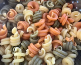 Foto del paso 1 de la receta: Trottole tricolor con bonito a la menta y albahaca