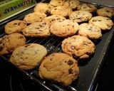 รูปขั้นตอนการทำที่ 8 ของ Crispy-soft Chocolate Chip Cookies (คุกกี้ช็อคชิพ กรอบนอกนุ่มใน)