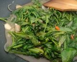 Gambar langkah 6 resipi Kangkung Goreng Belacan.