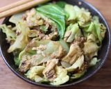 A picture of step 3 of Stir fry cabbage with egg ผัดผักกะหล่ำปลีใส่ไข่.