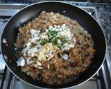Foto del paso 8 de la receta Calamares relleno de gambas, jamón y verduras en su tinta