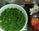 Foto langkah ke 1 dari resep Tumis udang kacang panjang simple.