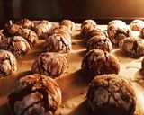 Foto del paso 4 de la receta: Galletas de chocolate craqueladas
