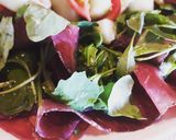 Foto del passaggio 3 della ricetta Piatto ricco mi ci ficco😆 Pasta fredda, bresaola e rucola - light