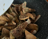 Foto del paso 4 de la receta: Tortilla mal hecha, de setas al ajillo, en wok