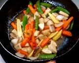 รูปขั้นตอนการทำที่ 3 ของ ผัดผักรวมมิตรใส่ไก่ยอ