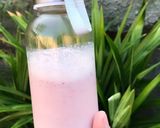 Foto langkah ke 1 dari resep Strawberry Milkshake.