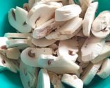 Tejszínes, póréhagymás, gombás pulykamell recept fázis 3 fotója