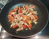 Foto del paso 2 de la receta: Tortilla con resto del aliño de tomate y melva