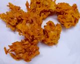 A picture of step 4 of Potato onion pakodas.