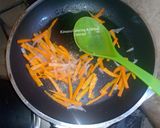 A picture of step 4 of Fried eggs with stir fry noodles.