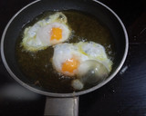 Foto del paso 3 de la receta: Tartar de salmón sobre pan de gamba con huevo de codorniz