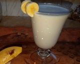 A picture of step 3 of Banana smoothie.
